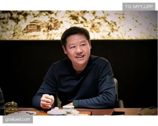 吴向东这生活简直像电影里走出来的，穿西装去打球，还得管家帮着拎包？