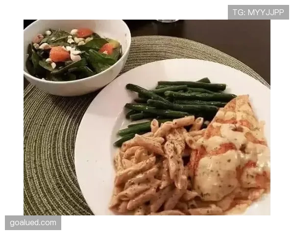崔家溪训练完直接啃生鸡胸肉,这自律程度谁顶得住啊 崔家溪训练完直接啃生鸡胸肉,这自律程度谁顶得住啊