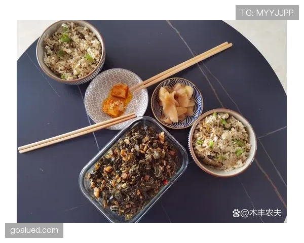 看山口茜的早餐照，刀叉摆得像五星，心态崩了