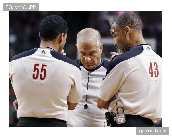 裁判协商判罚流程是什么规则?解析NBA与FIBA执行差异 裁判协商判罚流程是什么规则?解析NBA与FIBA执行差异